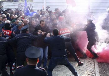 ALBANIJA: Opozicioni demonstranti pokušali da silom uđu u parlament