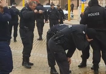 (VIDEO) BUGARSKA: Policajci "sami na sebe" bacili suzavac i nasmijali svijet