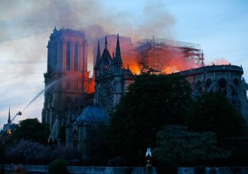 VATROGASCI: Sačuvana je osnovna struktura Notr Dama, gasićemo požar u katedrali cijelu noć VIDEO