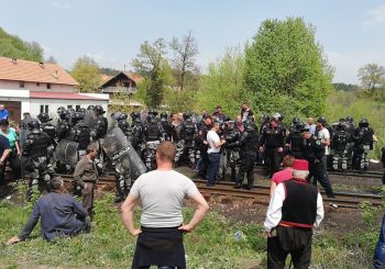 OBRAČUN SA ŠTRAJKAČIMA: Rudari u Banovićima blokirali pružni prelaz, specijalci ih uklonili