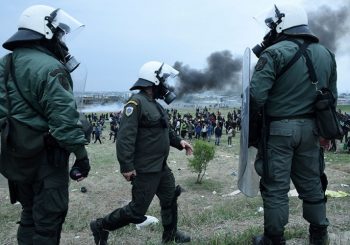 SUKOBI U GRČKOJ: Migranti kamenjem, policija uzvratila suzavcem