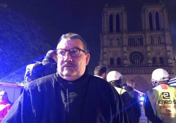 "DOBRI DUH PARIZA": Sveštenik Žan-Mark Furnije iz zapaljenog Notr Dama iznio Isusovu krunu od trnja