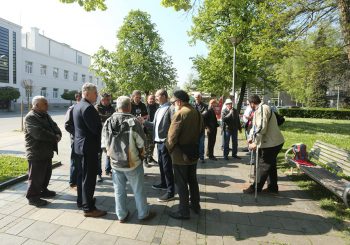 PROTEST: Grupa nezadovoljnih boraca preko puta NSRS, traže poboljšanje statusa