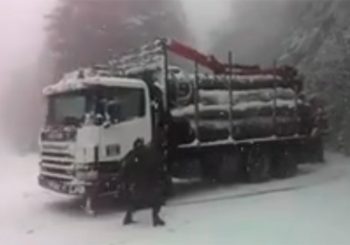 PRIZOR SA GRMEČA: Vozač kamiona se borio sa snijegom poput januarskog