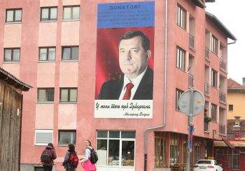 "PREDIZBORNI MURAL": Portret Milorada Dodika krasi Titovu ulicu u Drvaru