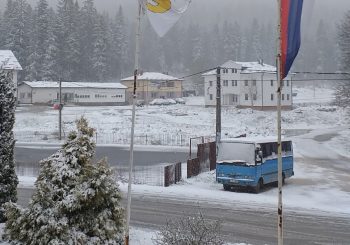 KIŠA NIJE JEDINI ZNAK HLADNOĆE: Snijeg u Istočnom Drvaru i Šipovu