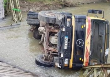 NESVAKIDAŠNJA NESREĆA U PETROVU: Most se srušio pod teretom, kamion završio u rijeci
