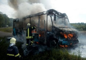 SMRTIĆI KOD PRNJAVORA: Minibus se zapalio i potpuno izgorio, putnici izbjegli najgore