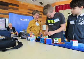 Na prvenstvu u slaganju Rubikove kocke 55 takmičara