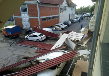 NEVRIJEME: Zgrada Elektrokrajine u Gradišci na udaru olujnog vjetra, uništeno više vozila