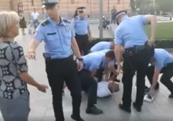 BANJALUKA: Policajci oborili i priveli starijeg muškarca u blizini Hrama VIDEO