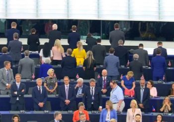BURNO U BRISELU: Poslanici Bregzit partije okrenuli leđa prilikom izvođenja himne EU