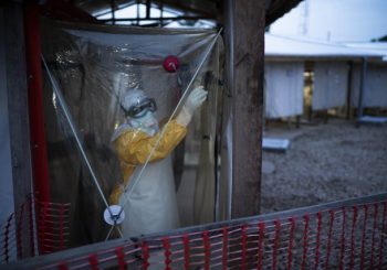 EPIDEMIJA U KONGU: Ebola hara u gradu sa dva miliona stanovnika, sveštenik donio zarazu