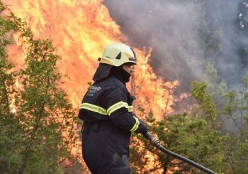 IZBIO I NA HVARU: Požar kod Šibenika još gori