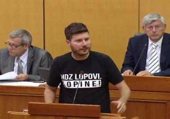 MAJICA SA PORUKOM: Ivan Pernar u Hrvatskom saboru podržao radnike mostarskog "Aluminija"
