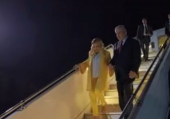 ŠOKIRALA DOMAĆINE: Supruga izraelskog premijera na početku posjete Ukrajini bacila hljeb i so na zemlju