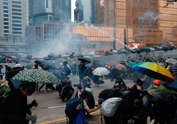 "HRIŠĆANSKI MARŠ": Demonstranti u Hong Kongu ignorisali zabranu, policija ih rastjerala suzavcem