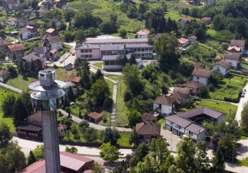 MILIĆI: Uhapšen odbornik u SO, nosio majicu sa uvredljivom porukom za Rajka Dukića