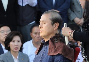 ORIGINALNO: Muškarci i žene iz vrha južnokorejske opozicije briju glave u znak protesta protiv vlade