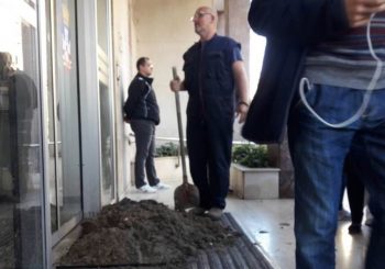PERFORMANS: Opozicionari zatrpali blatom ulaz u Skupštinu Beograda, vlast ogorčena