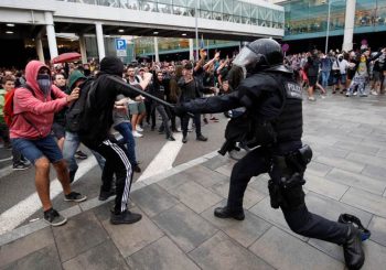 RASTU TENZIJE U KATALONIJI: Demonstranti blokirali aerodrom u Barseloni, sukobili se s policijom