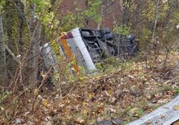 SLETIO SA PUTA: Prevrnuo se autobus između Kupresa i Tomislavgrada, troje povrijeđenih