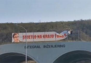 SKINUO DODIKA, VUČIĆA I “SVJETLOST NA KRAJU TUNELA” Kontroverzna akcija mladog opozicionara zapalila mreže