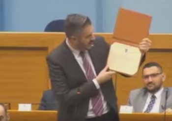 NSRS: Ministar Rajčević pokazao sve svoje diplome opozicionarima (VIDEO)