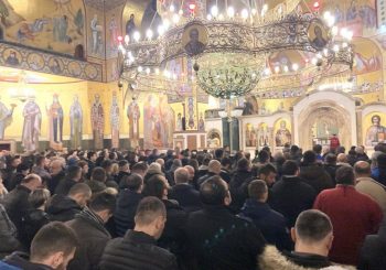 "NE DAMO NAŠE SVETINJE": Hiljade ljudi na molebanu u Sabornom hramu u Podgorici
