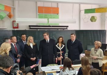 MRKONJIĆ GRAD: EUFOR tražio da prekontroliše računare koje je Vučić poklonio Gimnaziji