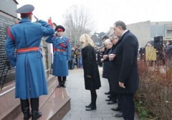 OBILJEŽAVANJE DANA REPUBLIKE: Položeni vijenci na spomenik palim borcima