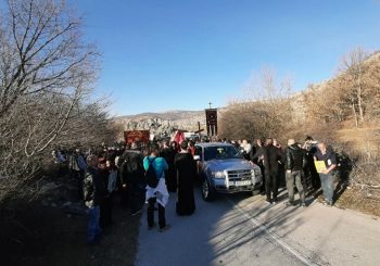 DOČEKAO IH KORDON SPECIJALACA Vjernicima iz Gacka zabranili ulazak u Crnu Goru (FOTO)