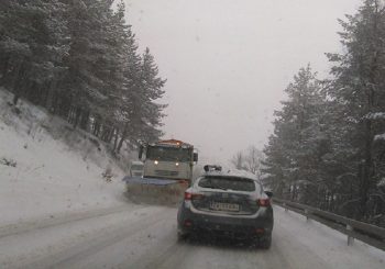 SOKOLAC ULAZI U NEIZVJESNU NOĆ: Muškarac i dijete zarobljeni u snijegu