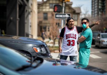 DENVER: Medicinski radnici svojim tijelima zaustavili demonstrante protiv mjera zbog korone