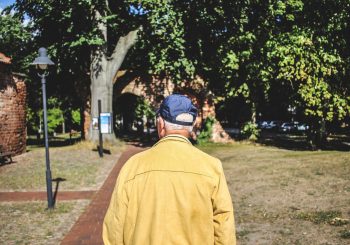 POLICIJA GA SLUČAJNO PRONAŠLA NA ULICI: Deka (93) pobjegao iz Doma za stare u Smederevu