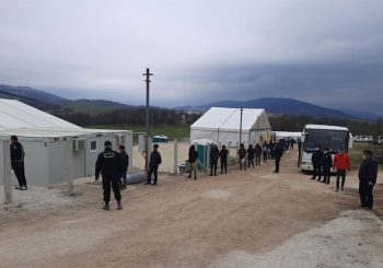Stanovništvo nadomak Petrovca u strahu: Pobuna i haos u Lipi, migranti razvaljuju kamp i bježe na sve strane