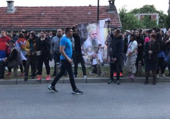 POLICIJA BACALA SUZAVAC, GRAĐANI UZVRAĆALI KAMENICAMA Protesti zbog privođenja sveštenika u Crnoj Gori