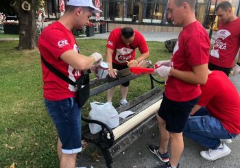 AKCIJA: Omladina SPS-a popravila i prefarbala klupe kod spomenika "12 zvjezdica"