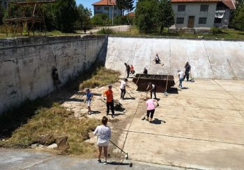 POZITIVNA PRIČA IZ PETROVCA: Volonteri čiste grad, možda u funkciju stave i gradski bazen