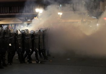 U neredima ispred Skupštine Srbije povrijeđeno 19 policajaca i 17 demonstranata