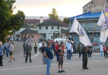 Predizborne akcije u Petrovcu: Dok Prošić šalje poruke mira, Jukić stoji ispred ratne zastave Armije BiH