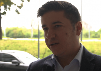 Neprijatna poruka za crnogorskog političara: Vladislavu Dajkoviću na Novom Beogradu oštetili auto sa uklesanom porukom MNE na haubi