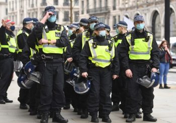 NEREDI U SJEVERNOJ IRSKOJ: Povrijeđeno osam policajaca, unionisti ljuti zbog sporazuma o Bregzitu