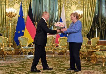 SUSRET U MOSKVI: Dok je Putin govorio, Merkelovoj zazvonio telefon