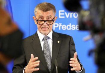 SAKRIO SE U POSLASTIČARNICU: Antivakseri gađali jajima premijera Češke