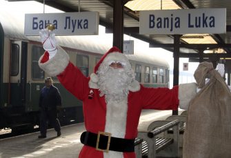 Djed Mraz vozio autobus a Sveti Nikola dijelio slatkiše mališanima u Banjaluci