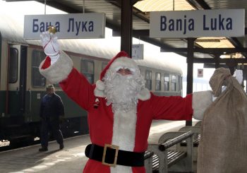 Djed Mraz vozio autobus a Sveti Nikola dijelio slatkiše mališanima u Banjaluci
