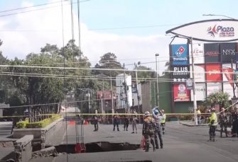 Zemlja se otvorila i progutala auto (UZNEMIRUJUĆI VIDEO)