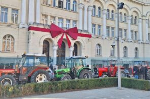 Poljoprivrednici protestuju ispred Gradske uprave, izašli sa traktorima