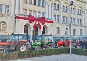 Poljoprivrednici protestuju ispred Gradske uprave, izašli sa traktorima